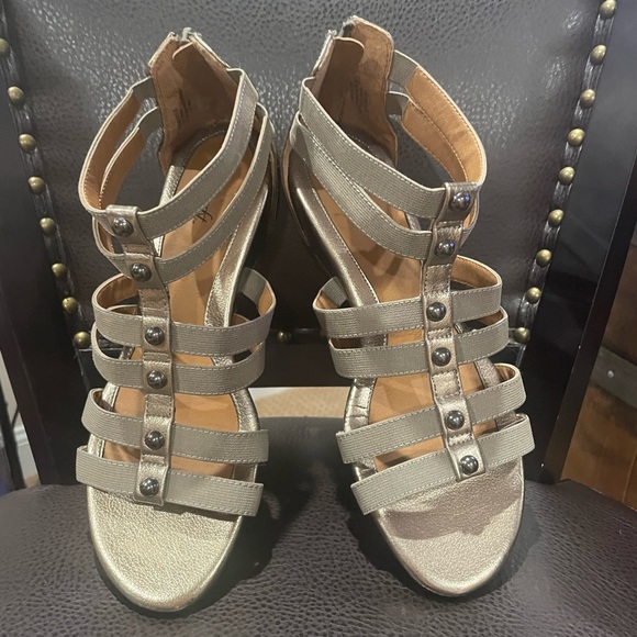 Brand New Eurosoft Pewter/Silver Colored Wedge Sandal. Size 9.5M. - Picture 2 of 6